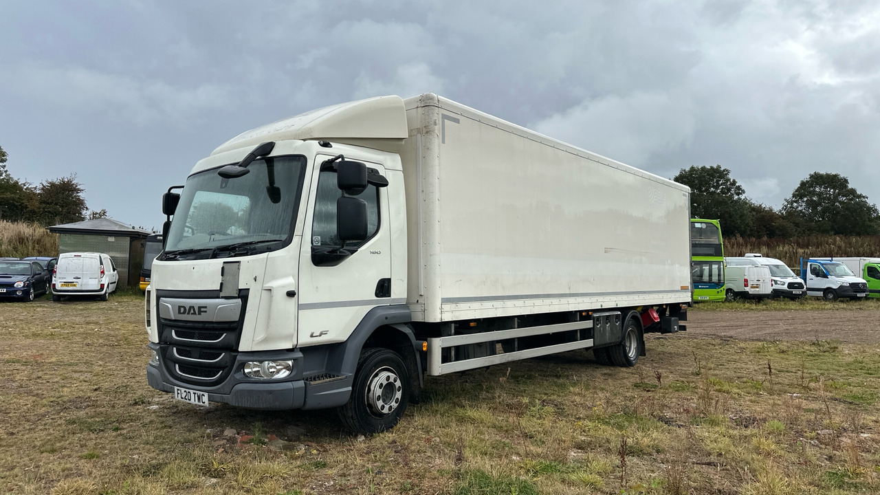 DAF LF 180 - Dobozos felépítményű teherautó: 2 kép. DAF LF 180 - Dobozos felépítményű teherautó: 2 kép.