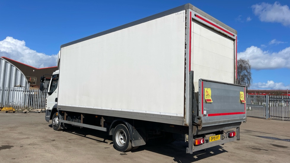 DAF LF 180 - Dobozos felépítményű teherautó: 3 kép. DAF LF 180 - Dobozos felépítményű teherautó: 3 kép.
