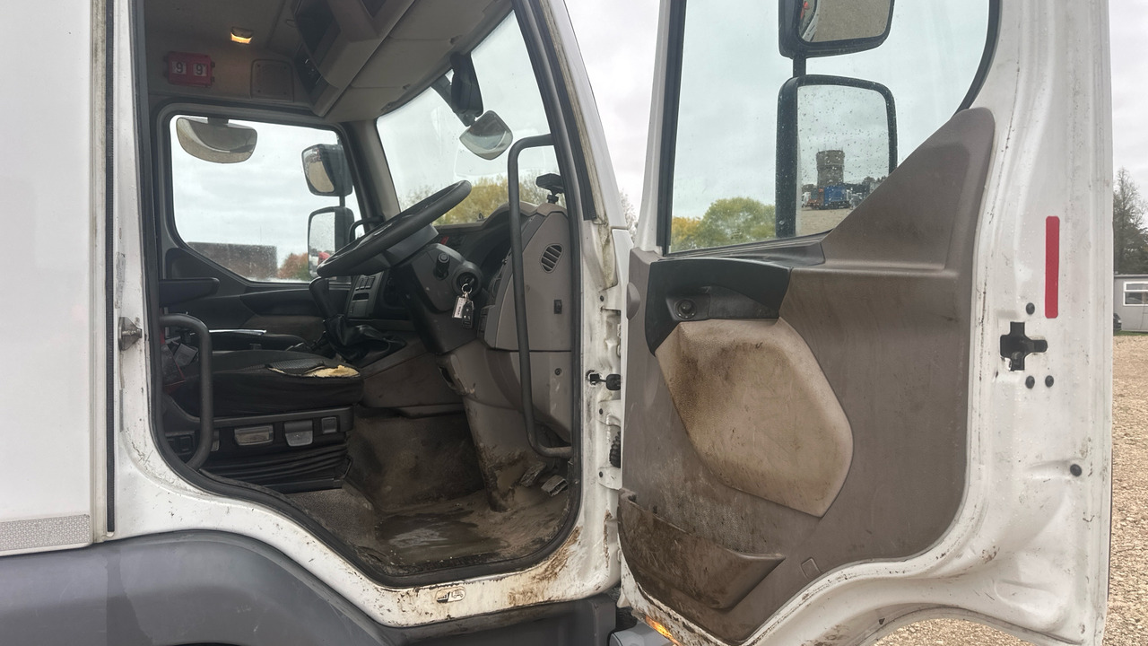 DAF LF 180 - Platós teherautó: 5 kép. DAF LF 180 - Platós teherautó: 5 kép.
