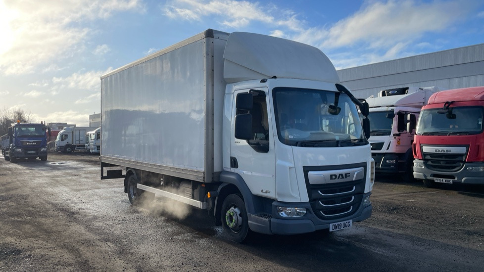 DAF LF 180 - Dobozos felépítményű teherautó: 1 kép. DAF LF 180 - Dobozos felépítményű teherautó: 1 kép.