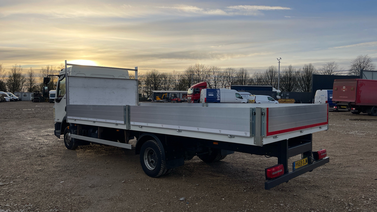 DAF LF 180 - Platós teherautó: 3 kép. DAF LF 180 - Platós teherautó: 3 kép.