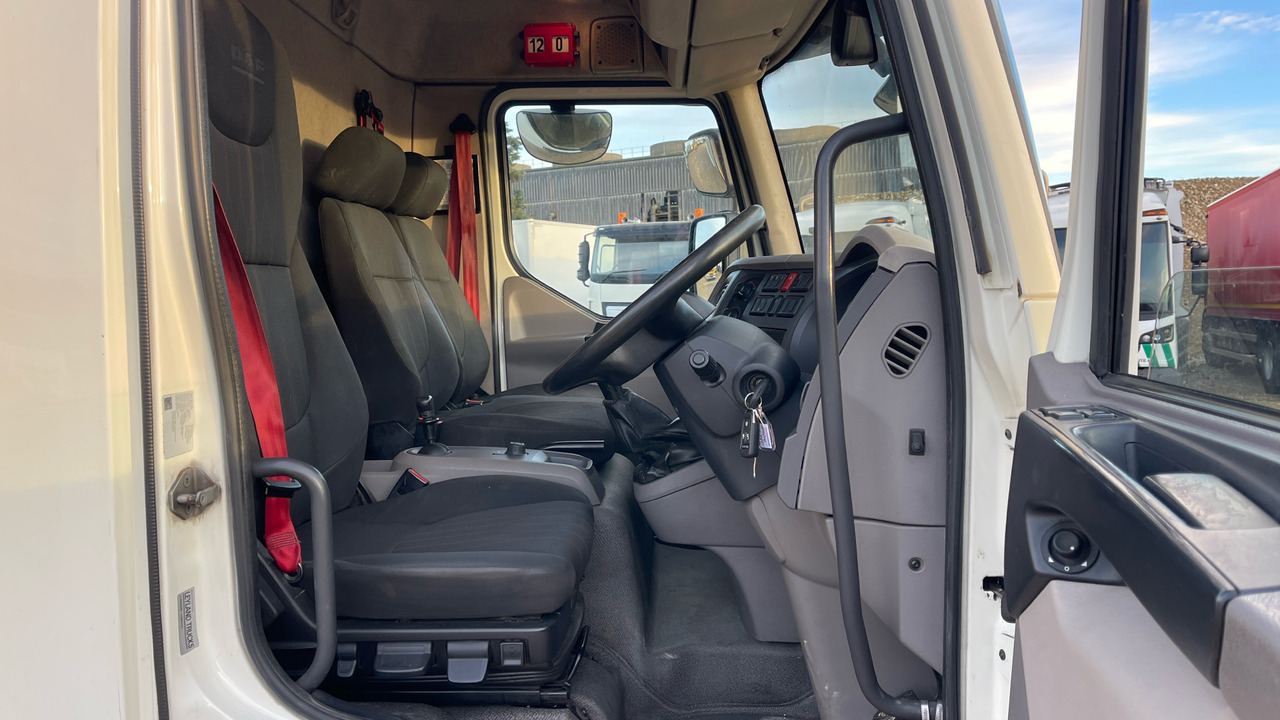 DAF LF 180 - Platós teherautó: 5 kép. DAF LF 180 - Platós teherautó: 5 kép.