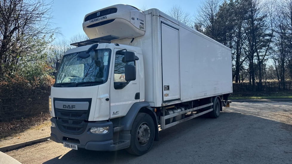 DAF LF 220 EURO 6 18 TONNE - Hűtős teherautó: 2 kép. DAF LF 220 EURO 6 18 TONNE - Hűtős teherautó: 2 kép.