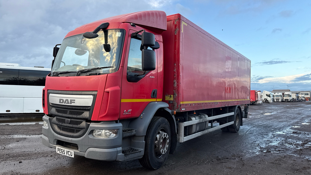 DAF LF 220 - Dobozos felépítményű teherautó: 3 kép. DAF LF 220 - Dobozos felépítményű teherautó: 3 kép.