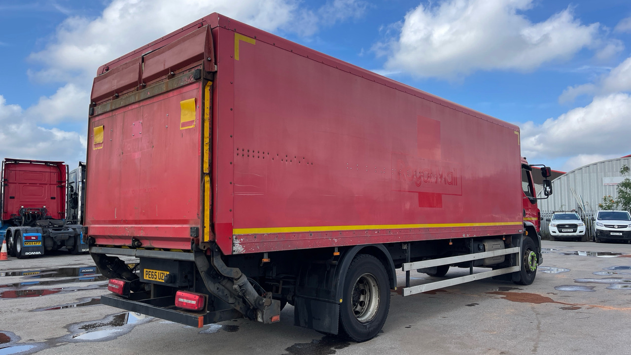 DAF LF 220 - Dobozos felépítményű teherautó: 4 kép. DAF LF 220 - Dobozos felépítményű teherautó: 4 kép.