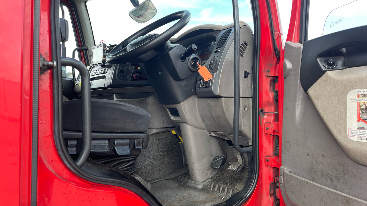 DAF LF 220 - Dobozos felépítményű teherautó: 5 kép. DAF LF 220 - Dobozos felépítményű teherautó: 5 kép.