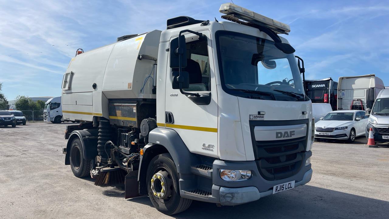 DAF LF 220 - Utcaseprő gép: 1 kép. DAF LF 220 - Utcaseprő gép: 1 kép.