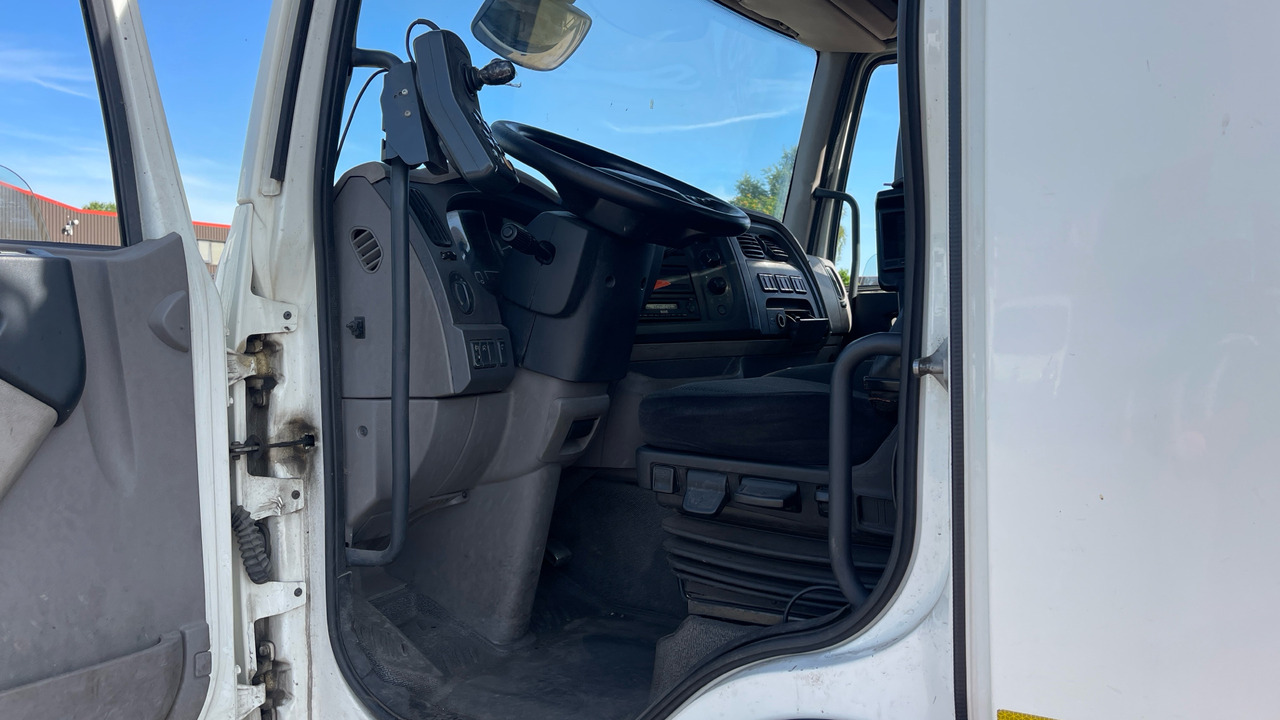 DAF LF 220 - Utcaseprő gép: 5 kép. DAF LF 220 - Utcaseprő gép: 5 kép.