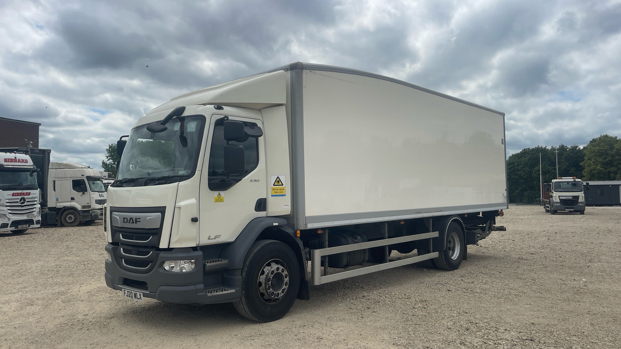 DAF LF 230 - Dobozos felépítményű teherautó: 2 kép. DAF LF 230 - Dobozos felépítményű teherautó: 2 kép.