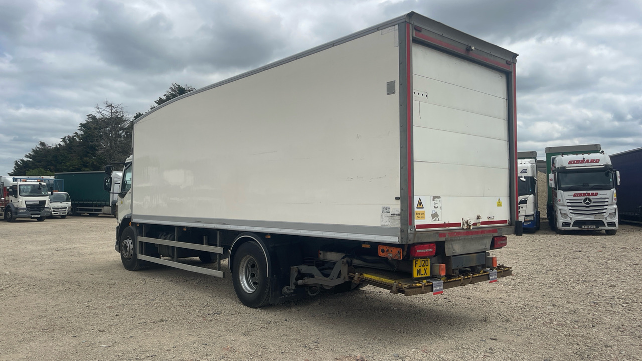 DAF LF 230 - Dobozos felépítményű teherautó: 3 kép. DAF LF 230 - Dobozos felépítményű teherautó: 3 kép.