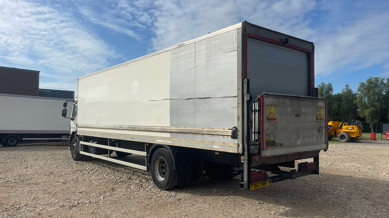 DAF LF 230 - Dobozos felépítményű teherautó: 3 kép. DAF LF 230 - Dobozos felépítményű teherautó: 3 kép.
