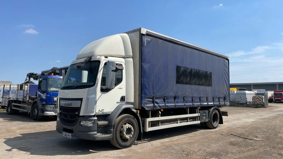DAF LF 250 EURO 6 18 TONNE - Ponyvás teherautó: 2 kép. DAF LF 250 EURO 6 18 TONNE - Ponyvás teherautó: 2 kép.