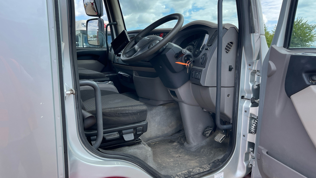 DAF LF 280 - Platós kisteherautó: 5 kép. DAF LF 280 - Platós kisteherautó: 5 kép.
