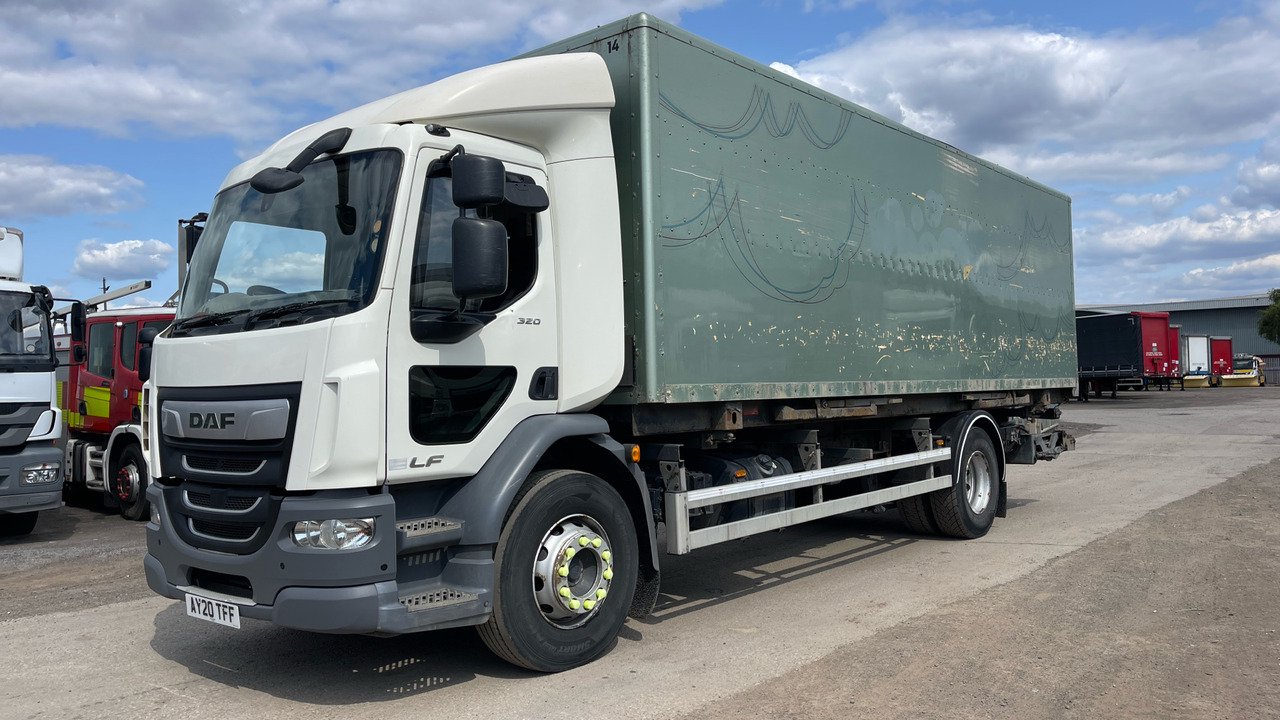 DAF LF 320 - Dobozos felépítményű teherautó: 2 kép. DAF LF 320 - Dobozos felépítményű teherautó: 2 kép.