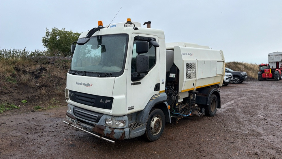 DAF LF 45.160 - Utcaseprő gép: 2 kép. DAF LF 45.160 - Utcaseprő gép: 2 kép.