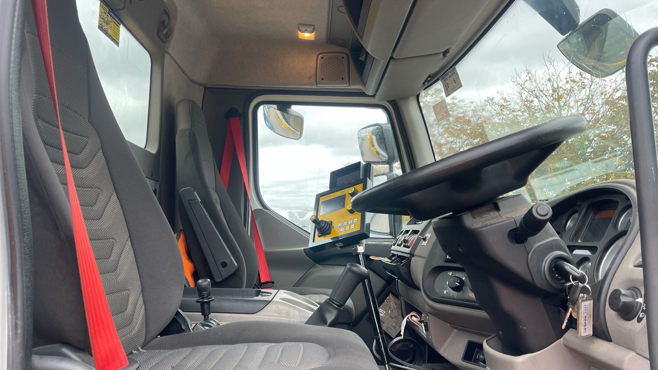 DAF LF 55.220 - Hóeltakarító gép: 5 kép. DAF LF 55.220 - Hóeltakarító gép: 5 kép.