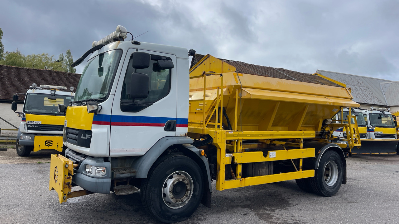 DAF LF 55.220 - Hóeltakarító gép: 2 kép. DAF LF 55.220 - Hóeltakarító gép: 2 kép.