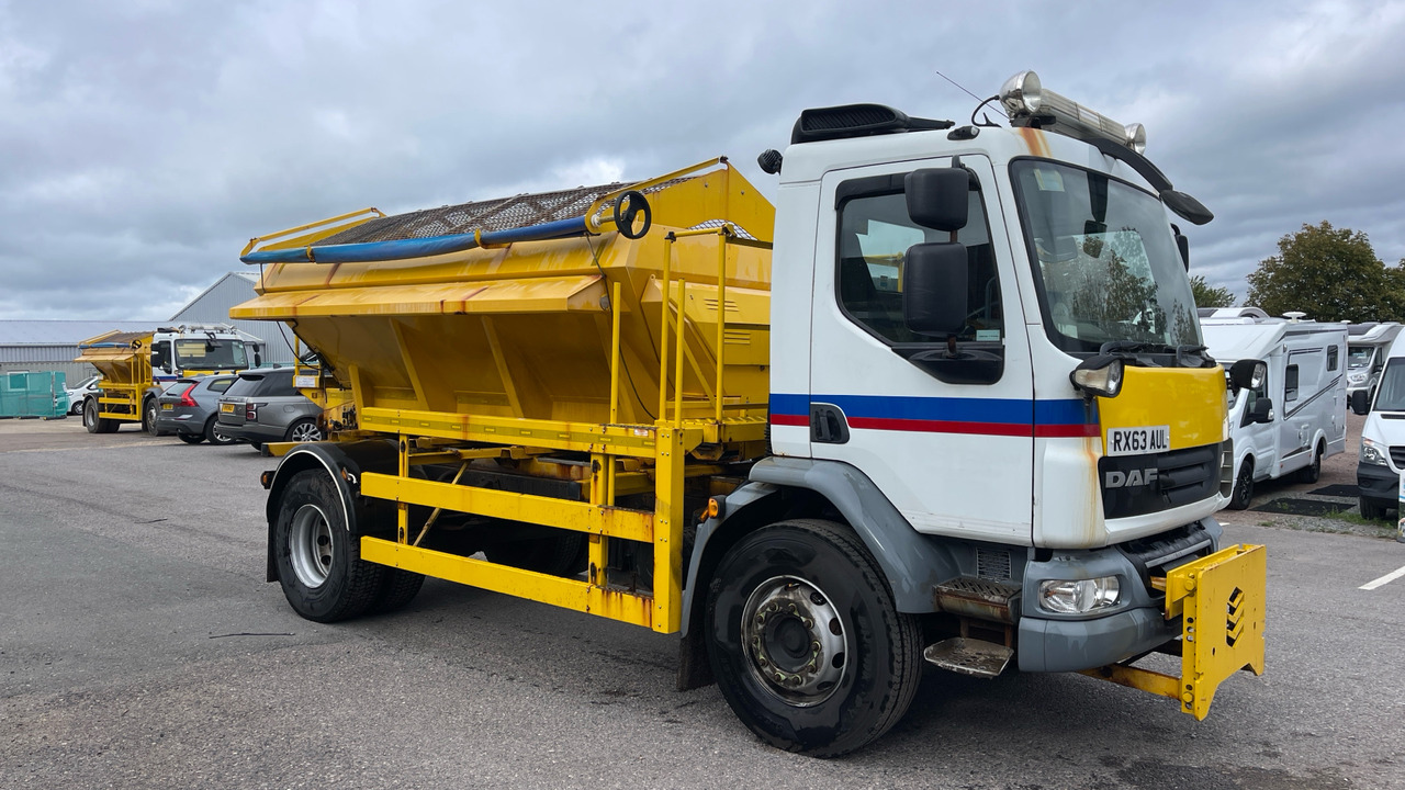 DAF LF 55.220 - Hóeltakarító gép: 1 kép. DAF LF 55.220 - Hóeltakarító gép: 1 kép.