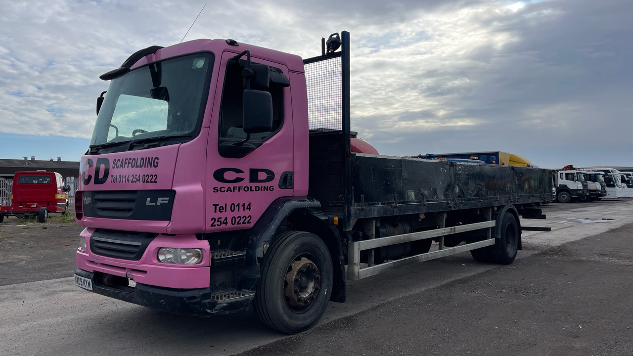 DAF LF 55.220 - Platós teherautó: 2 kép. DAF LF 55.220 - Platós teherautó: 2 kép.