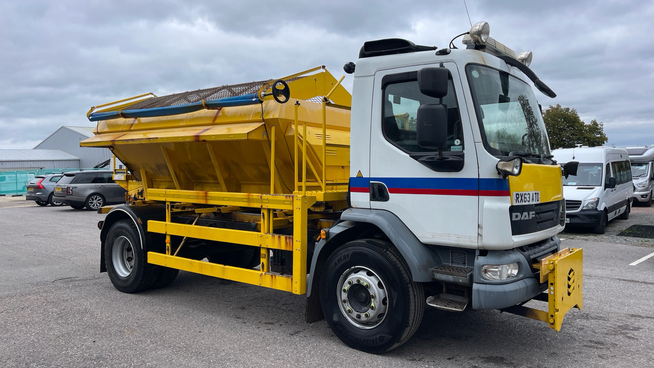 DAF LF 55.220 - Hóeltakarító gép: 1 kép. DAF LF 55.220 - Hóeltakarító gép: 1 kép.