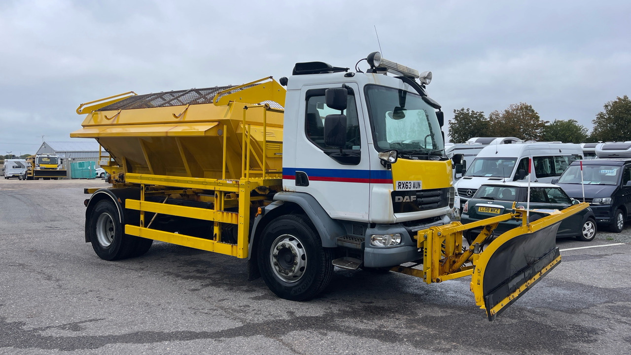 DAF LF 55.220 - Hóeltakarító gép: 1 kép. DAF LF 55.220 - Hóeltakarító gép: 1 kép.