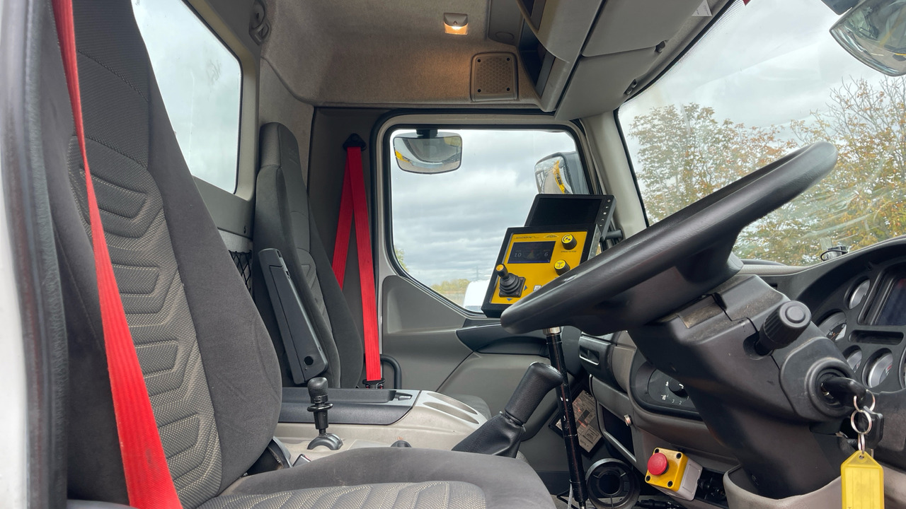DAF LF 55.220 - Hóeltakarító gép: 5 kép. DAF LF 55.220 - Hóeltakarító gép: 5 kép.