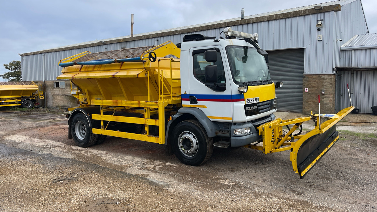 DAF LF 55.220 - Hóeltakarító gép: 1 kép. DAF LF 55.220 - Hóeltakarító gép: 1 kép.