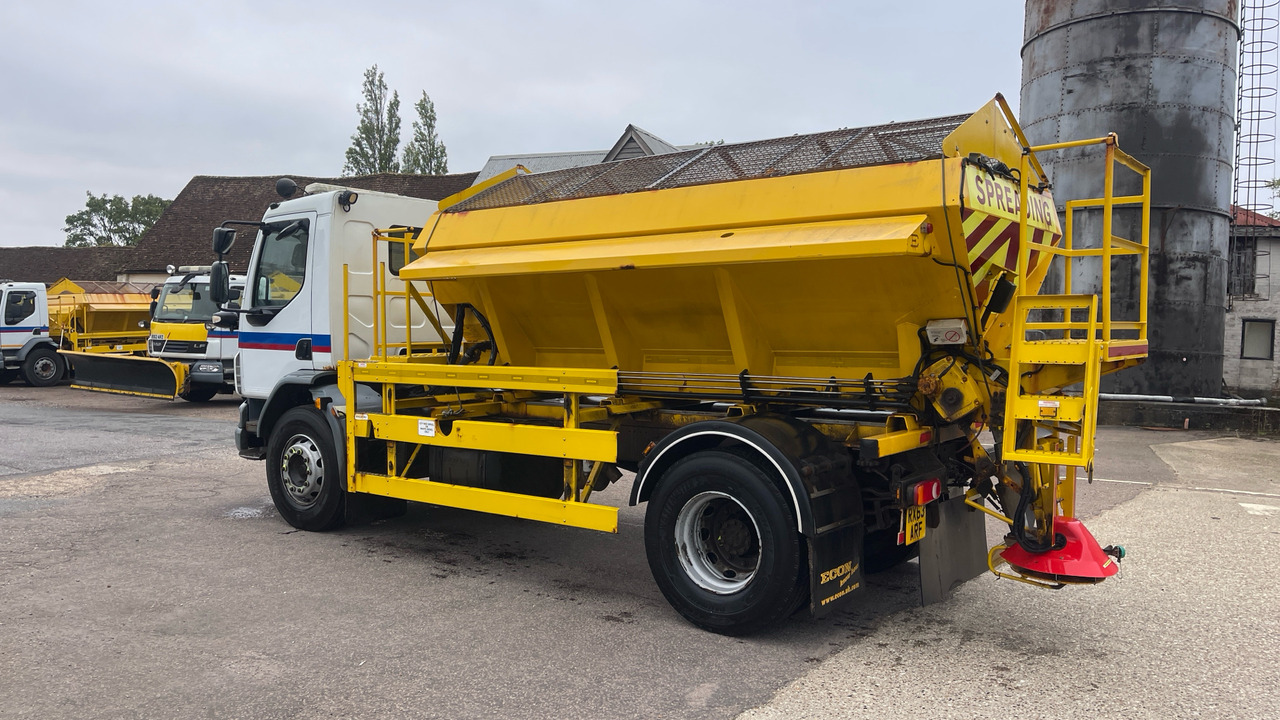 DAF LF 55.220 - Hóeltakarító gép: 3 kép. DAF LF 55.220 - Hóeltakarító gép: 3 kép.