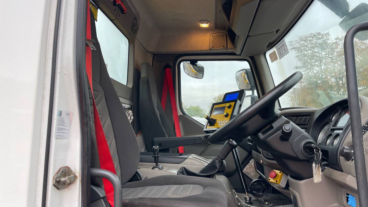 DAF LF 55.220 - Hóeltakarító gép: 5 kép. DAF LF 55.220 - Hóeltakarító gép: 5 kép.