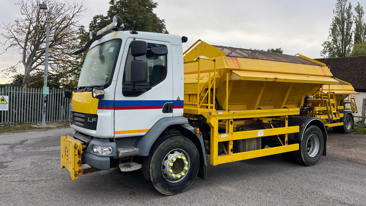 DAF LF 55.220 - Hóeltakarító gép: 2 kép. DAF LF 55.220 - Hóeltakarító gép: 2 kép.
