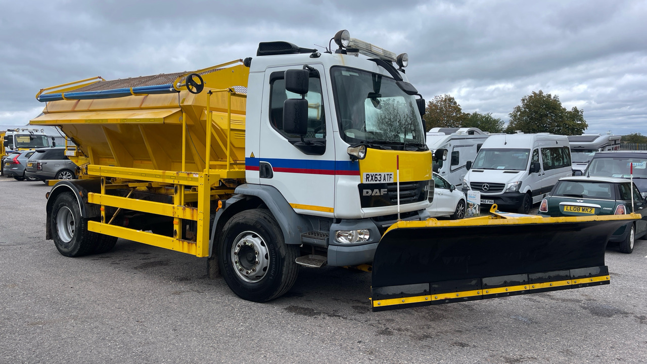 DAF LF 55.220 - Hóeltakarító gép: 1 kép. DAF LF 55.220 - Hóeltakarító gép: 1 kép.