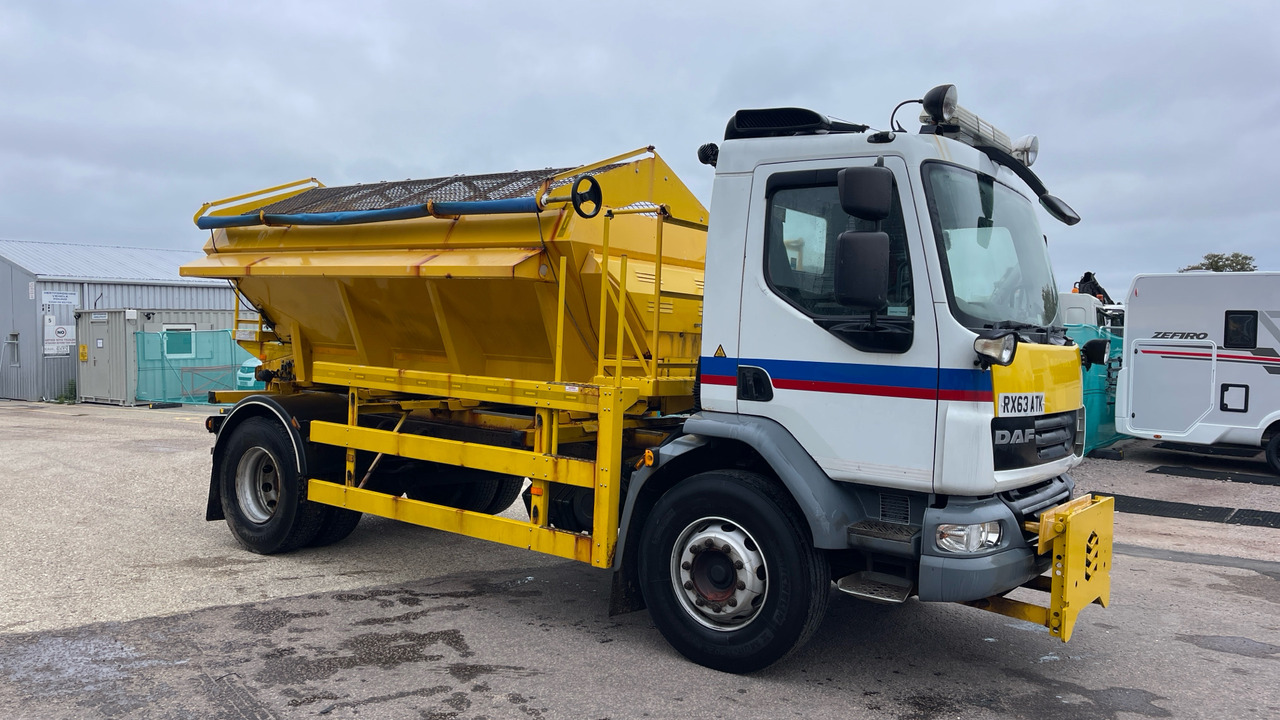 DAF LF 55.220 - Hóeltakarító gép: 1 kép. DAF LF 55.220 - Hóeltakarító gép: 1 kép.