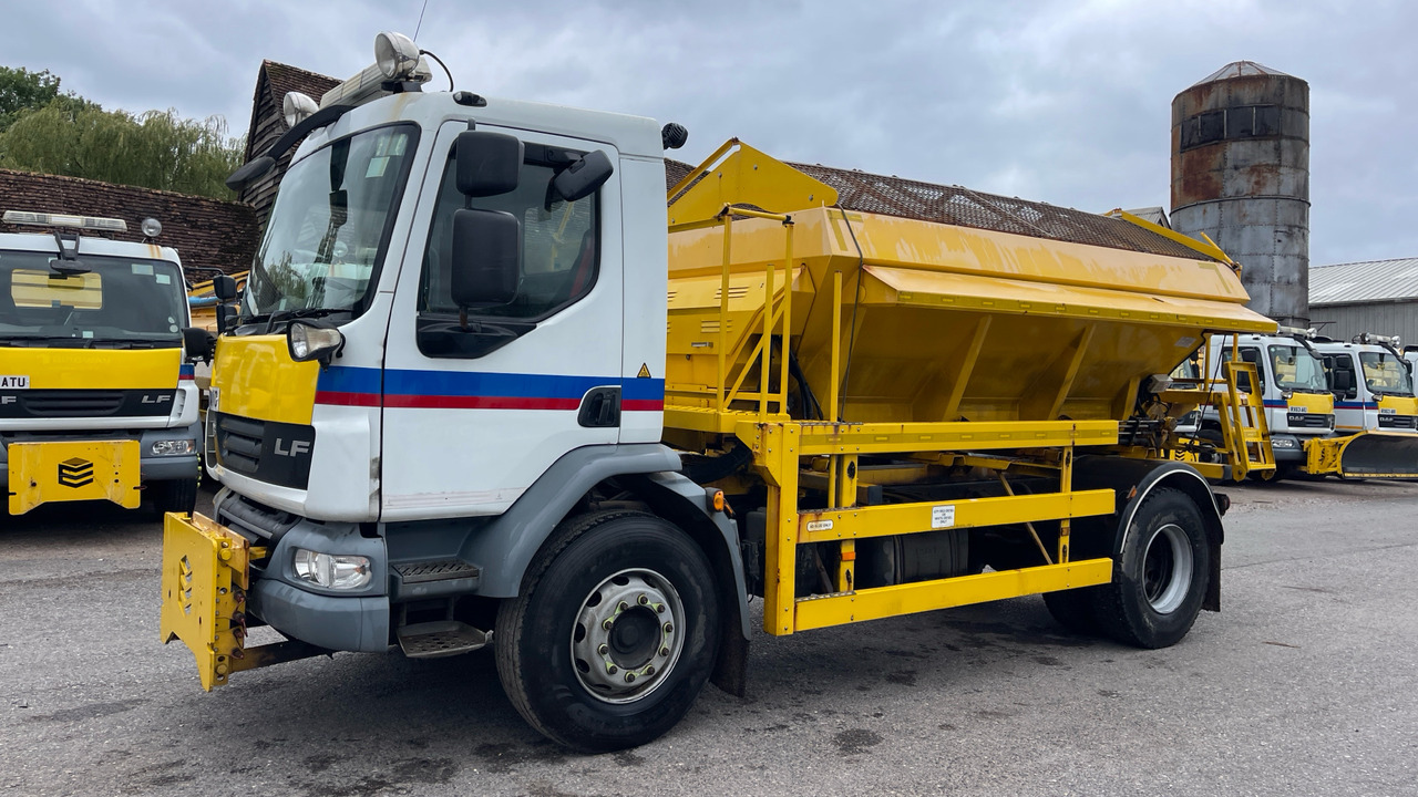 DAF LF 55.220 - Hóeltakarító gép: 2 kép. DAF LF 55.220 - Hóeltakarító gép: 2 kép.