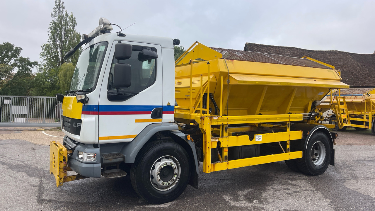 DAF LF 55.220 - Hóeltakarító gép: 2 kép. DAF LF 55.220 - Hóeltakarító gép: 2 kép.