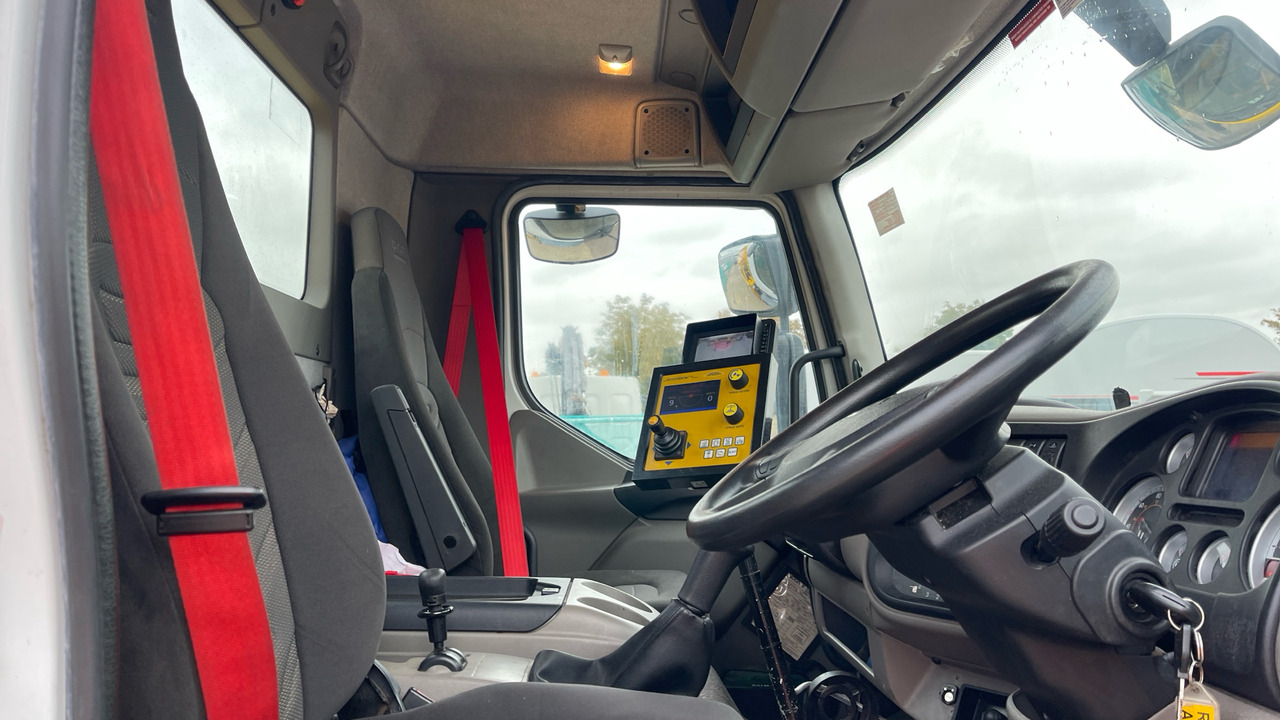 DAF LF 55.220 - Hóeltakarító gép: 5 kép. DAF LF 55.220 - Hóeltakarító gép: 5 kép.