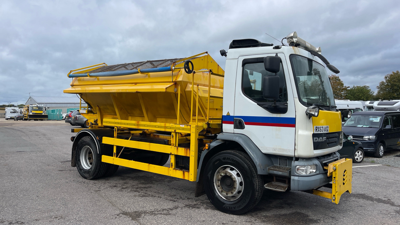 DAF LF 55.220 - Hóeltakarító gép: 1 kép. DAF LF 55.220 - Hóeltakarító gép: 1 kép.