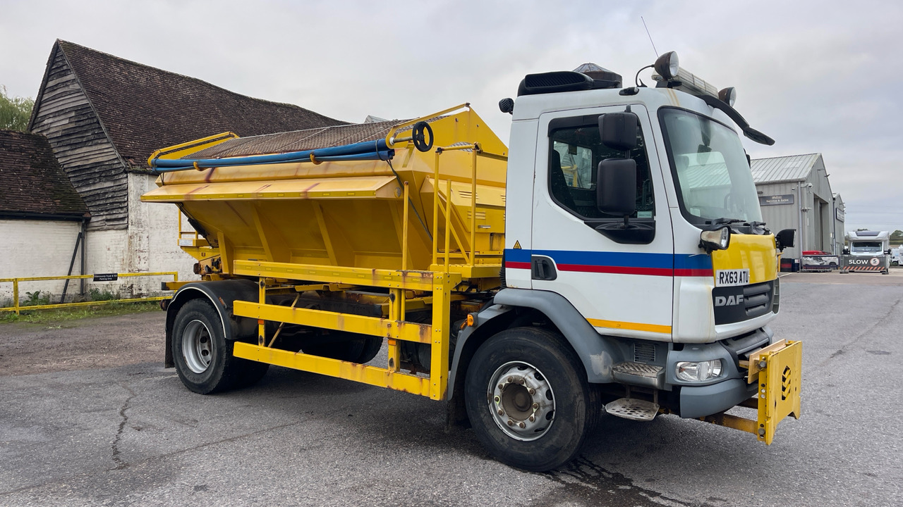 DAF LF 55.220 - Hóeltakarító gép: 1 kép. DAF LF 55.220 - Hóeltakarító gép: 1 kép.