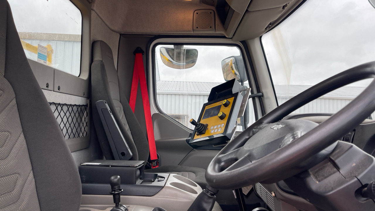 DAF LF 55.220 - Hóeltakarító gép: 5 kép. DAF LF 55.220 - Hóeltakarító gép: 5 kép.