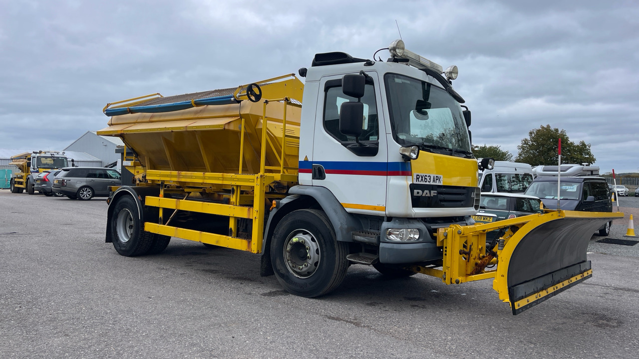 DAF LF 55.220 - Hóeltakarító gép: 1 kép. DAF LF 55.220 - Hóeltakarító gép: 1 kép.