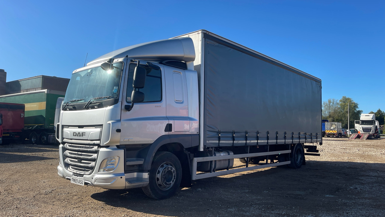 Daf CF 260 - Ponyvás teherautó: 2 kép. Daf CF 260 - Ponyvás teherautó: 2 kép.