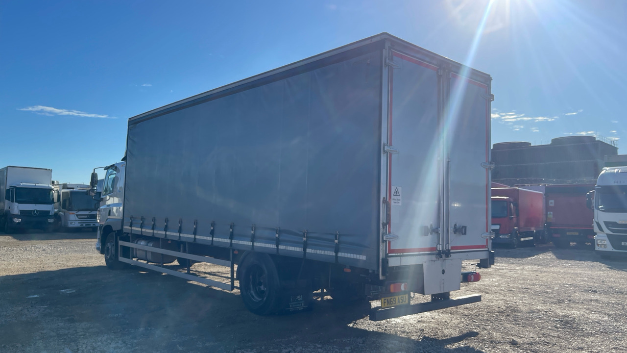 Daf CF 260 - Ponyvás teherautó: 3 kép. Daf CF 260 - Ponyvás teherautó: 3 kép.