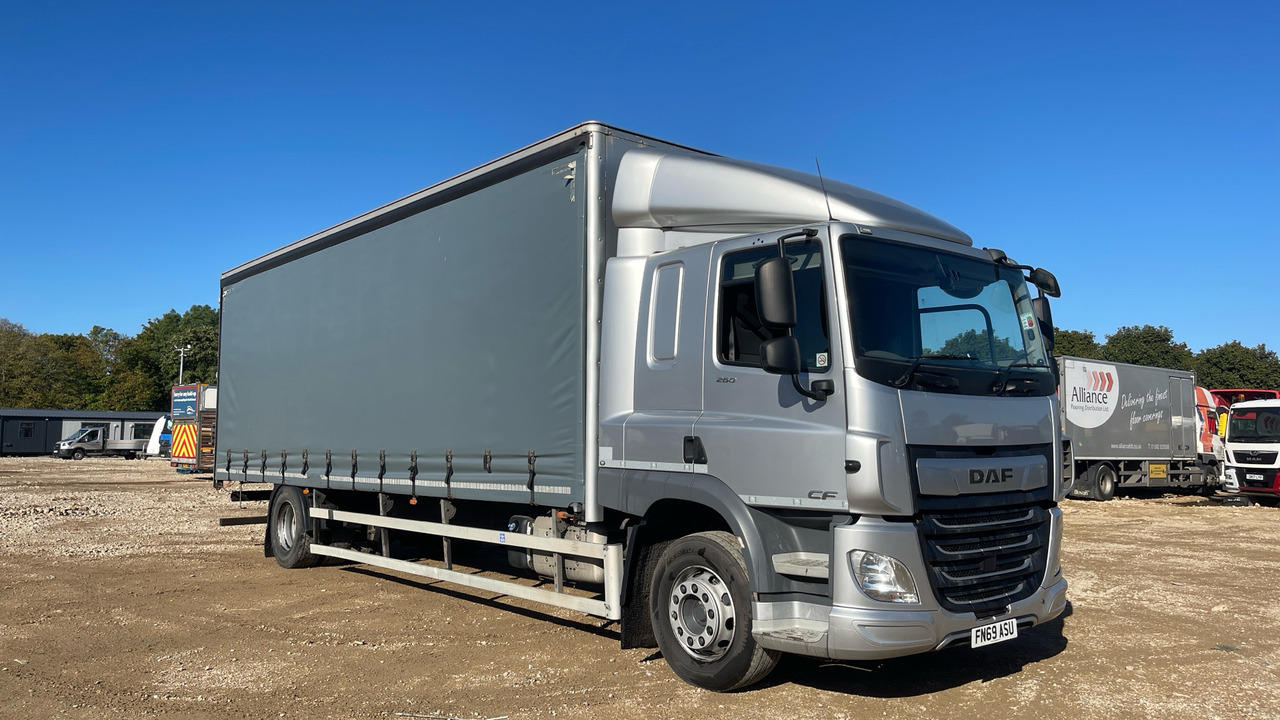 Daf CF 260 - Ponyvás teherautó: 1 kép. Daf CF 260 - Ponyvás teherautó: 1 kép.
