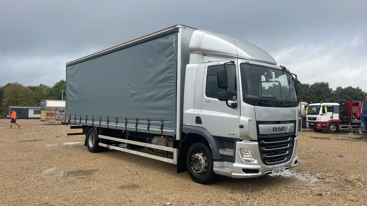 Daf CF 260 - Ponyvás teherautó: 1 kép. Daf CF 260 - Ponyvás teherautó: 1 kép.