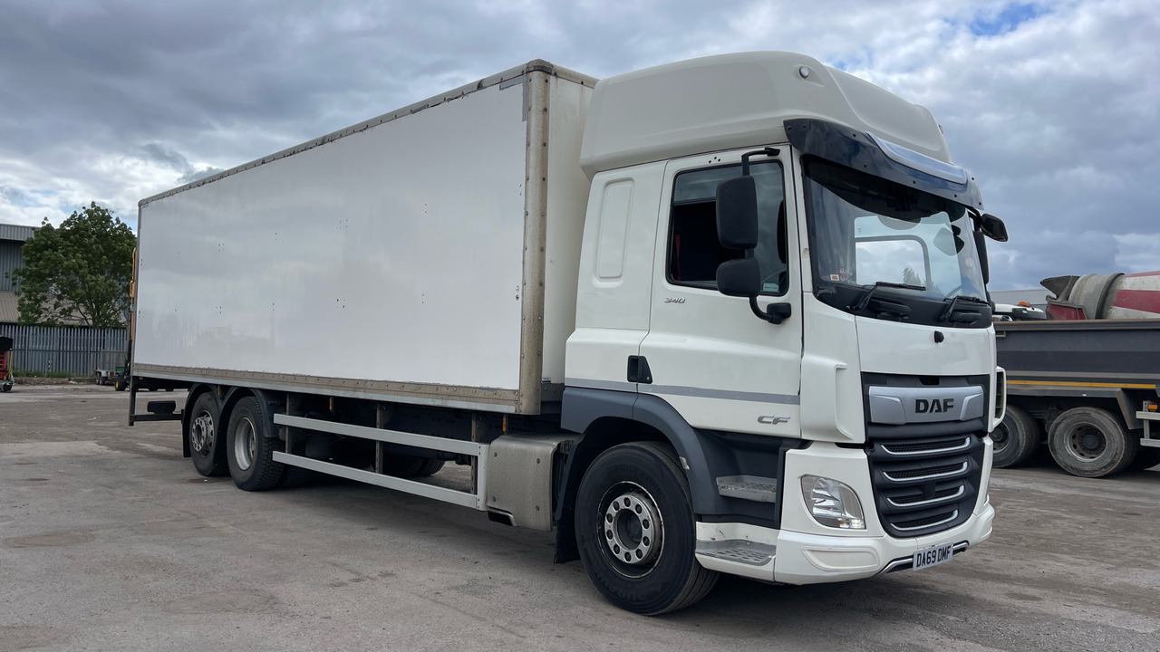 Daf CF 340 - Dobozos felépítményű teherautó: 1 kép. Daf CF 340 - Dobozos felépítményű teherautó: 1 kép.
