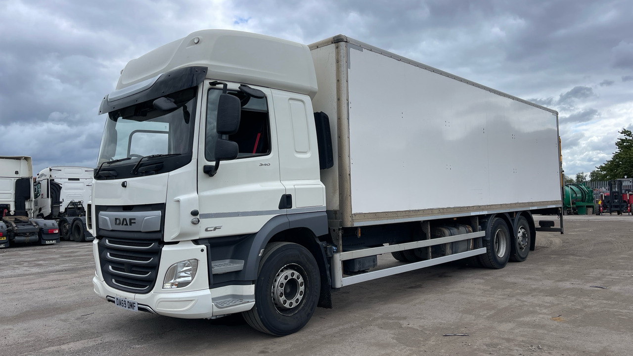 Daf CF 340 - Dobozos felépítményű teherautó: 2 kép. Daf CF 340 - Dobozos felépítményű teherautó: 2 kép.