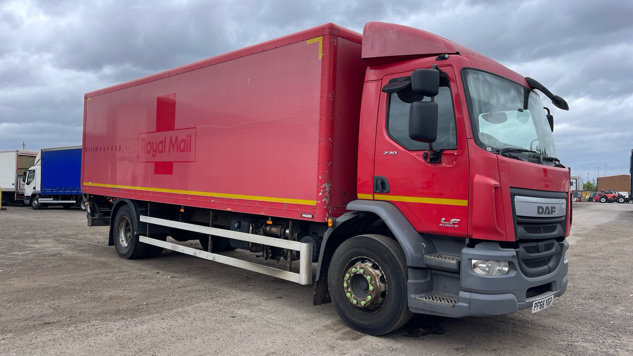 Daf LF 230 - Dobozos felépítményű teherautó: 2 kép. Daf LF 230 - Dobozos felépítményű teherautó: 2 kép.