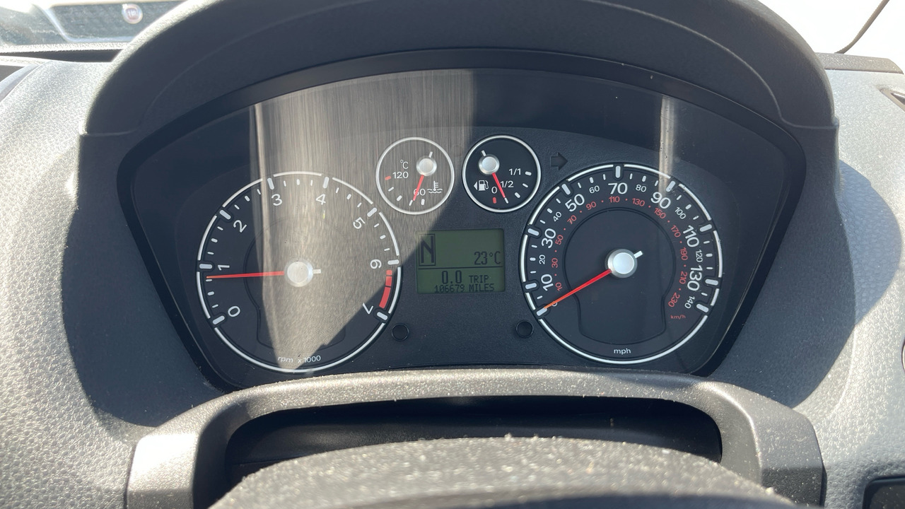 Hatchback FORD FIESTA 1.4 ZETEC: 6 kép.