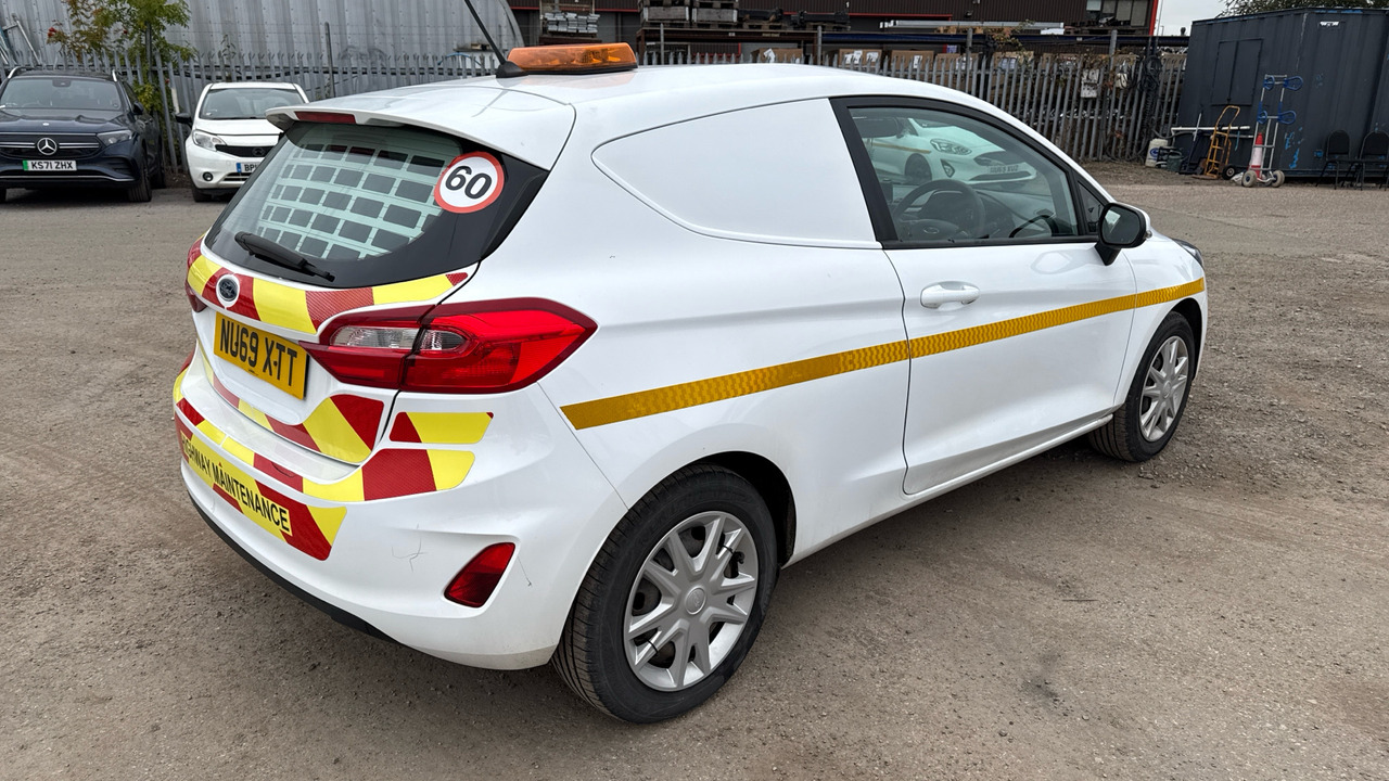 FORD FIESTA 1.5 TDCi - Autó: 4 kép. FORD FIESTA 1.5 TDCi - Autó: 4 kép.