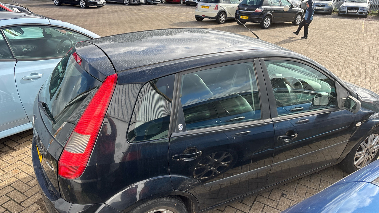 FORD FIESTA 1.6 GHIA - Hatchback: 4 kép. FORD FIESTA 1.6 GHIA - Hatchback: 4 kép.