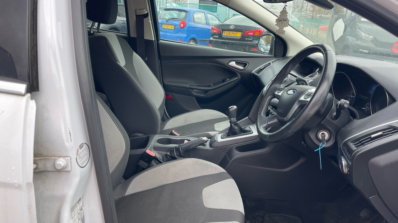 FORD FOCUS 1.0 ECO BOOST - Hatchback: 5 kép. FORD FOCUS 1.0 ECO BOOST - Hatchback: 5 kép.